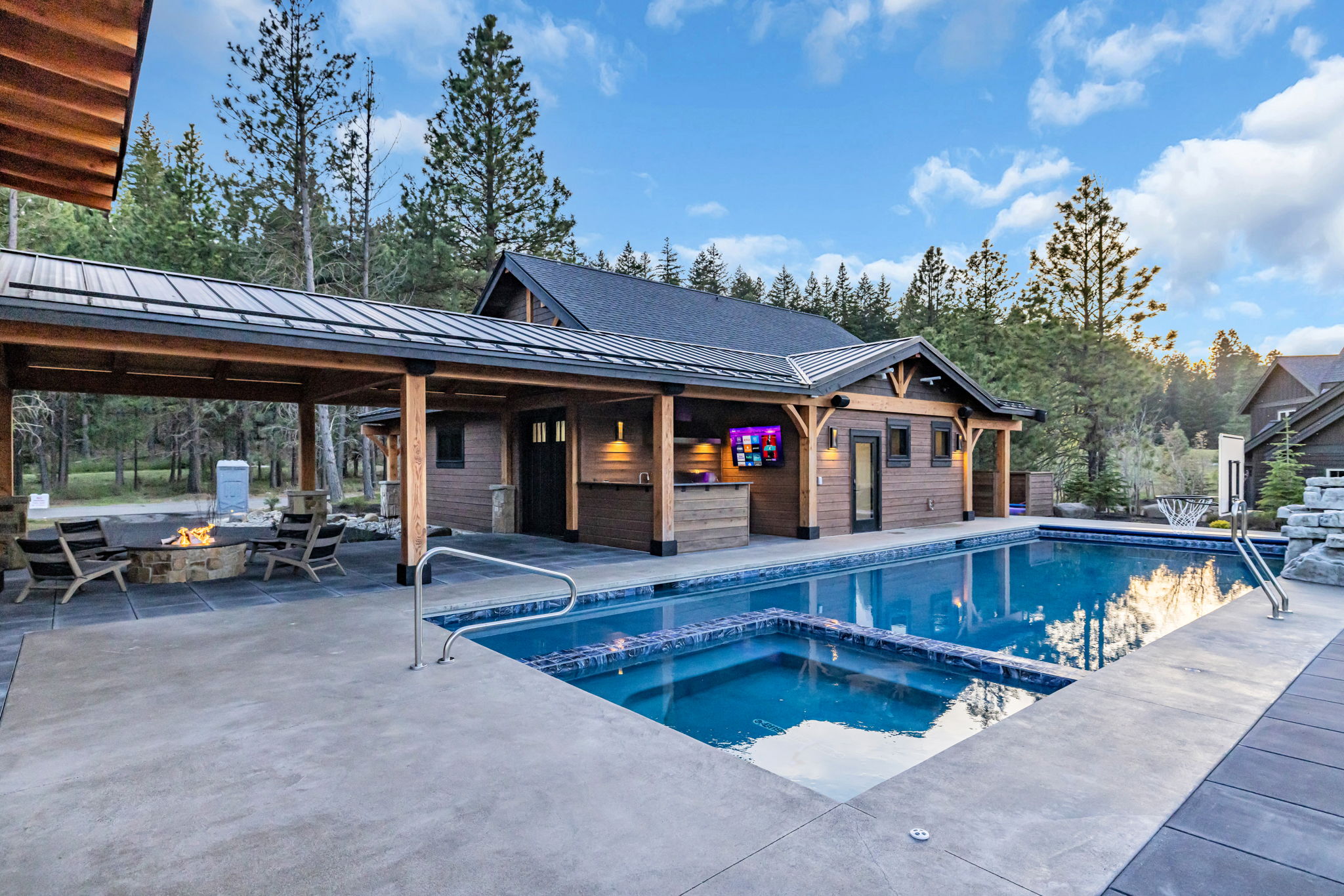 Outdoor Entertainment Area at the grand retreat